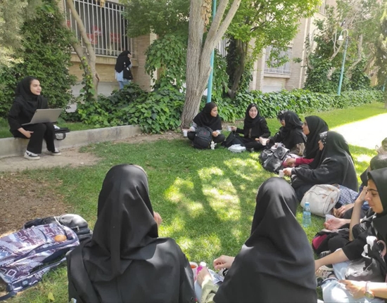 نشست در فضای چمن دانشکده